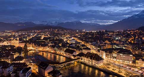 Nachtaufnahme der Stadt Luzern